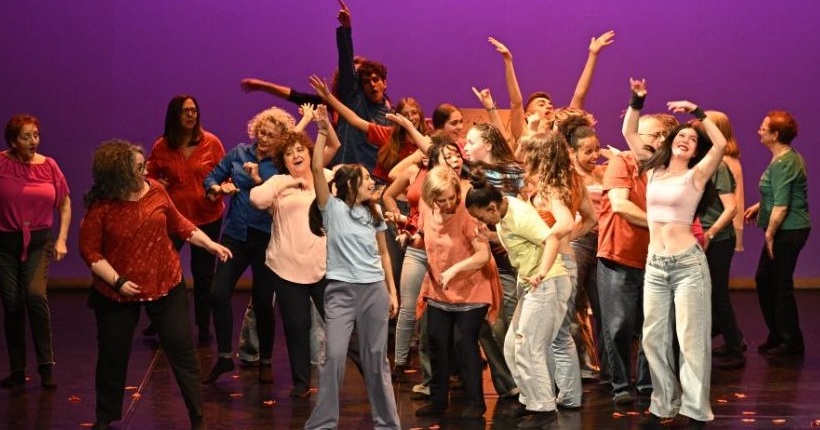 Imagen de la representación final del proyecto, con algunas de las personas participantes.