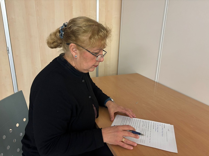 Una auxiliar del Servicio de Ayuda a Domicilio de Avilés respondiendo a la escala.