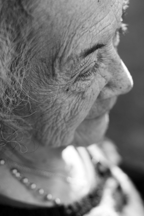 imagen de mujer en blanco y negro